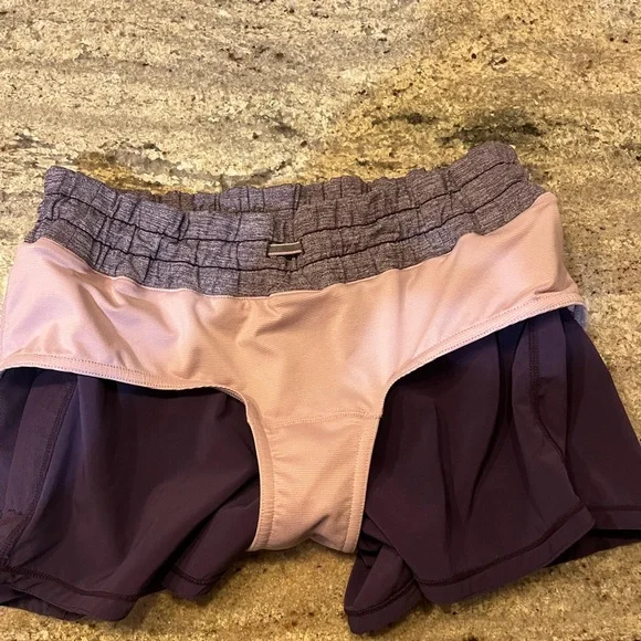 Lululemon Women's Tracker Purple Shorts, size 4 - Picture 4 of 4